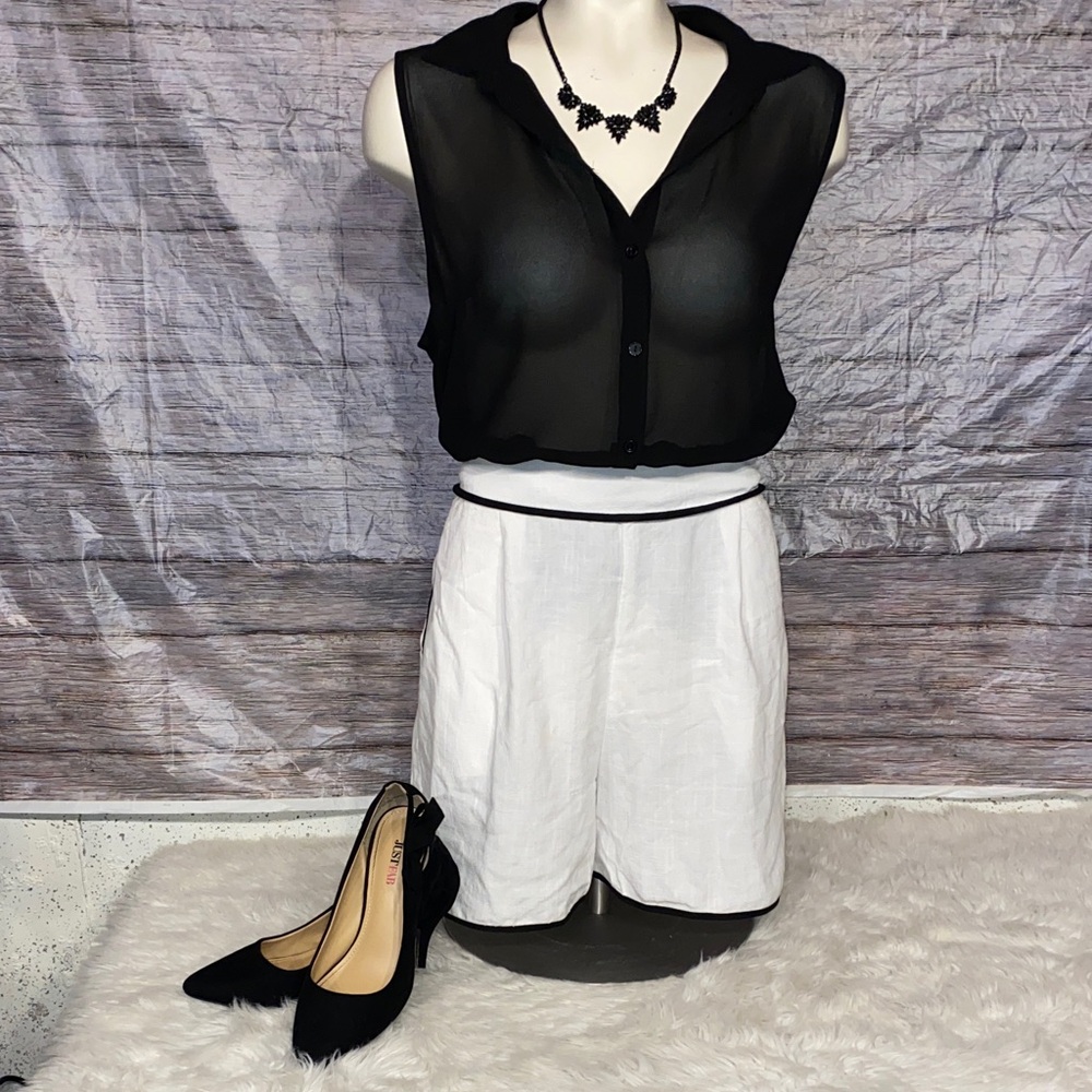 Tullea White Shorts With Black Piping